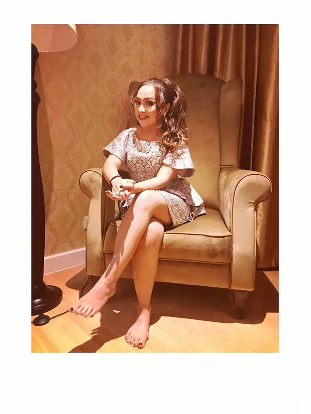 Potret Mpok Alpa Dengan Gaya Elegan Bikin Pangling. (Sumber: Instagram/nina_mpokalpa)