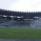 Suasana penyiraman rumput di SUGBK, Senayan, Jakarta, Selasa (8/8/2017). SUGBK menggunakan rumput jenis Zoysia matrella yang merupakan rumput standar FIFA untuk stadion bertaraf internasional. (Bola.com/M Iqbal Ichsan)