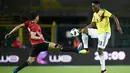 Pemain Mesir, Ramadan Sobhi (kiri) berusaha menutup pergerakan pemain Kolombia, Yerry Mina pada laga uji coba di "Atleti Azzurri d'Italia Stadium”, Bergamo, (1/6/2018). Mesir dan Kolombia bermain imbang 0-0. (AFP/Marco Bertorello)