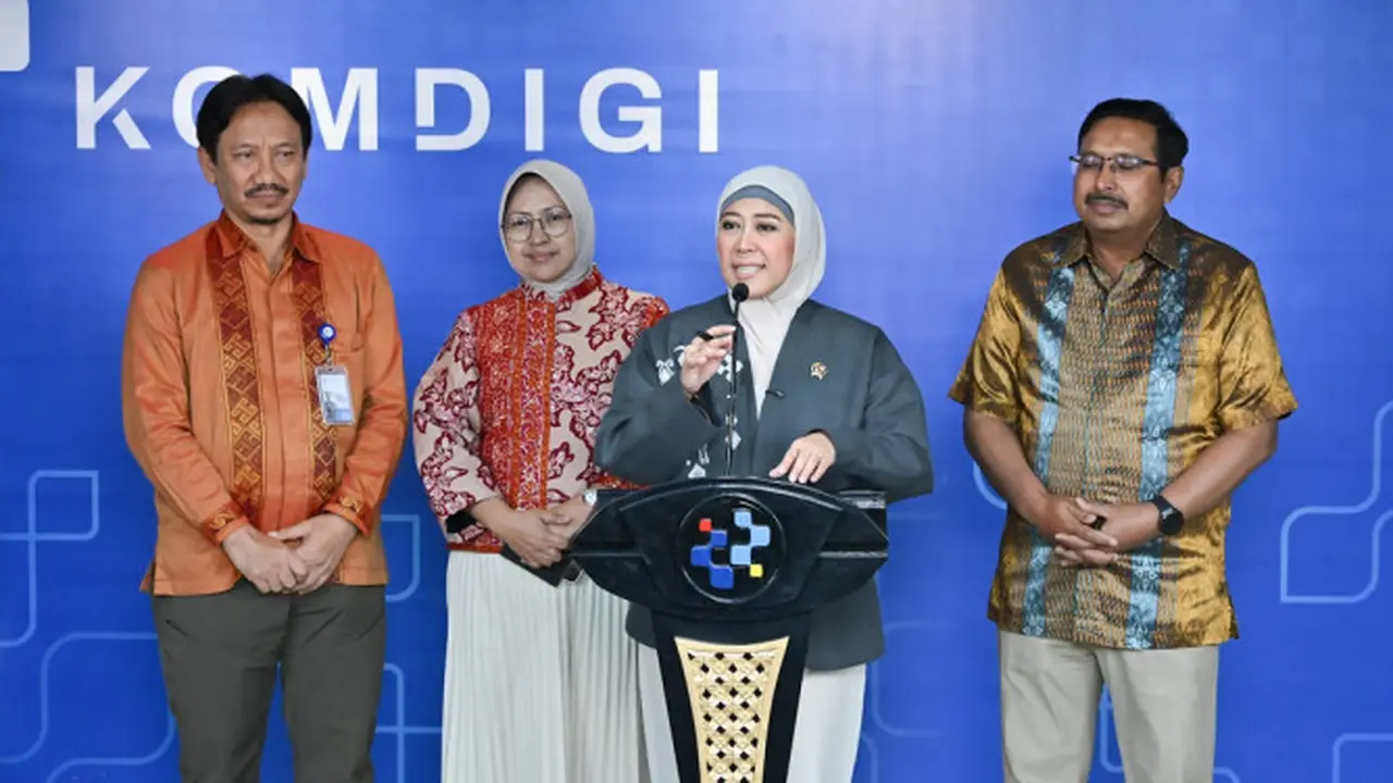 Menkomdigi Meutya Hafid didampingi Sekjen Ismail, Irjen Arief Tri Hardiyanto, dan Staf Ahli Menteri Bidang Hukum Cahyaning Nuratih Widowati, menyampaikan Hasil Seleksi Pengguna Pita Frekuensi Radio 700 Mhz dan 2,6 GHz. Credit: Komdigi