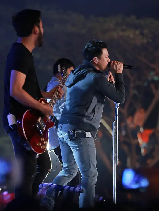 Selain pedangdut cantik Zaskia Gotik, hadir pula band ternama NOAH yang digawangi oleh Ariel, Uki, Lukman, dan David meriahkan perayaan tahun baru. Di konser ini Ariel dan kawan-kawan membawakan lagu ‘Yang Terlupakan’. (Galih W. Satria/Bintang.com)