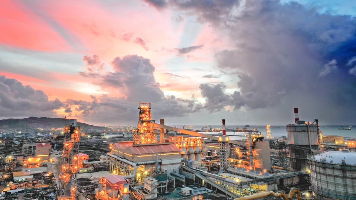 Krakatau Posco Salurkan 1.000 Ton Slag Baja untuk Pengerasan Jalan TPS Kota Cilegon