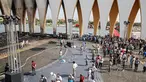 Orang-orang berada di paviliun utama situs Festival Film El Gouna yang hangus terbakar 
di pantai Laut Merah Mesir (12/10/2021). Kebakaran sempat mengancam pembatalan festival sebelum dikendalikan, kata para pejabat setempat. (AFP)