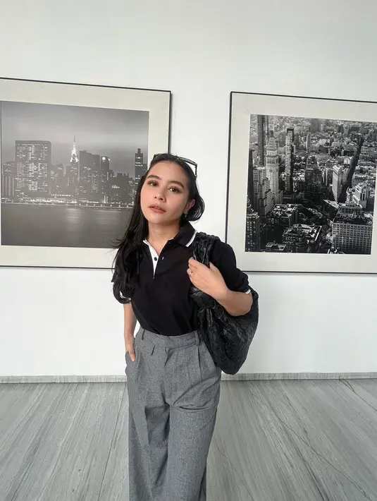 Kali ini, Prilly pancarkan vibes ala old money dengan polo shirt warna hitam, high waisted  pants warna abu-abu, dan tas Bottega Veneta small jodie shoulder bag in lambskin leather seharga Rp65 jutaan. [@prillylatuconsina96]