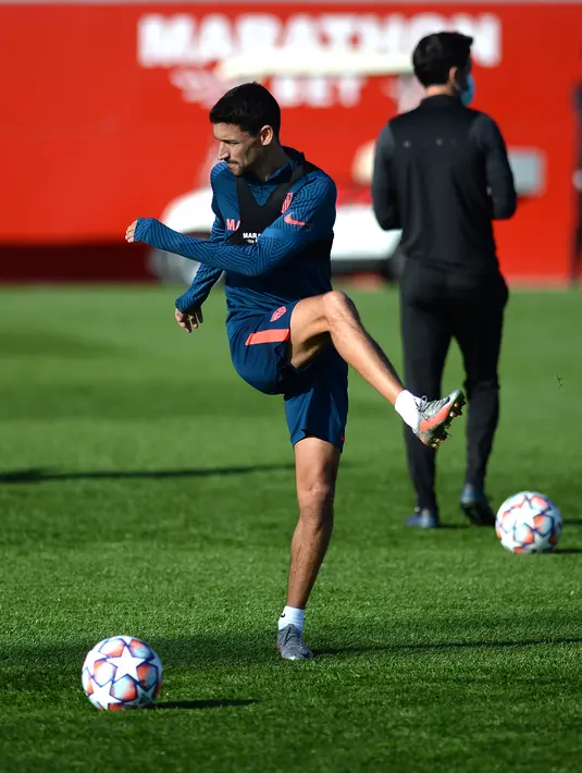 Pelatih Sevilla, Julen Lopetegui mengikuti sesi latihan sebelum menjamu Chelsea pada matchday kelima Grup E Liga Champions, di sport City di Seville, Selasa (1/12/2020). Laga Sevilla vs Chelsea akan digelar di Estadio Ramon Sanchez Pizjuan pada Kamis (3/12) dinihari WIB. (CRISTINA QUICLE /AFP)