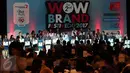 Suasana pemberian penghargaan pada acara The 2nd WOW Brand Festive Day 2017 di Jakarta, Kamis (9/3). Lebih dari 700 brand leader dan marketing enthusiats berkumpul dalam dalam acara tahunan Markplus Inc. ini. (Liputan6.com/ Johan Tallo)