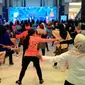 Ibu-ibu berkebaya saat ikut bergoyang zumba di TangCity Mall, Tangerang, saat peringatan Hari Kartini. (Liputan6.com/Pramita Tristiawati)