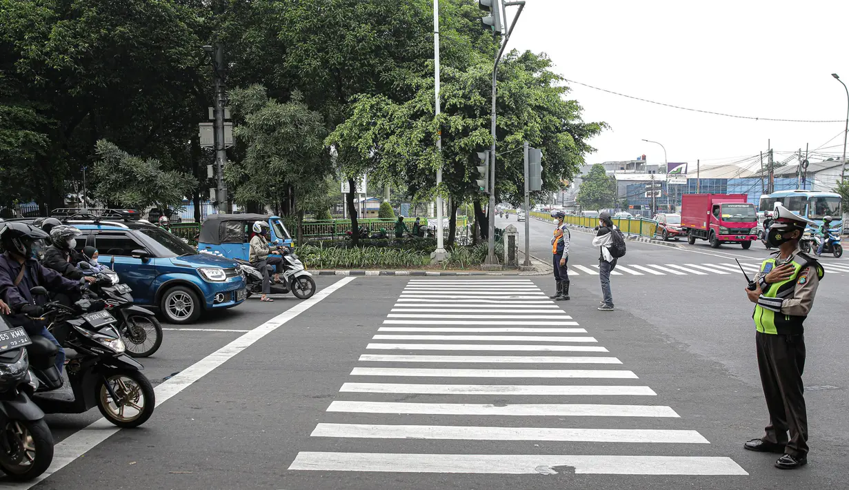 Petugas gabungan Polisi dan Dishub memberhetikan pengguna jalan untuk Mengheningkan sejenak di Kawasan Jalan Fatmawati Jakarta, Sabtu (10/7/2021). Kegiatan mengheningkan cipta selama 60 detik tersebut bentuk penghormatan kepada mereka yang telah wafat karena covid-19. (Liputan6.com/Faizal Fanani)