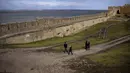 Orang-orang berjalan di dalam benteng Akkerman di sungai Dnester, di wilayah Odessa, Ukraina (19/2/2022). Benteng abad pertengahan "Akkerman", yang terletak di tepi muara Dniester dianggap sebagai salah satu kastil terbesar dan terpelihara dengan baik di Ukraina. (AP Photo/Emilio Morenatti)