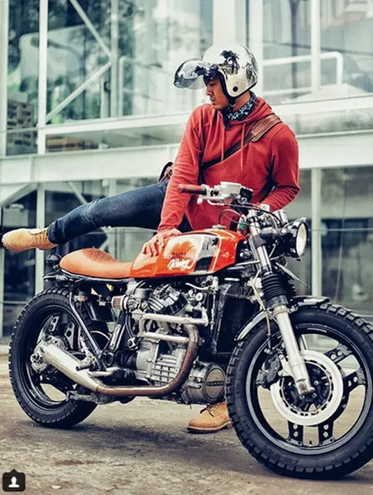 Komedian Uus, salah satu penggemar Oon sejak lama turut berbela sungkawa. “Innalillahi telah berpulang Oon Project Pop. Semoga diberikan tempat terbaik untuk almarhum yang udah nyanyiin banyak lagu2 menyenangkan :((,” tulis Uus. (Instagram/uusloser)