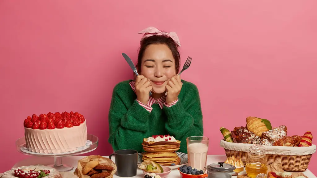 Emotional eating adalah kondisi ketika emosi mengendalikan nafsu makan, bukan rasa lapar yang sebenarnya. [Dok/freepik.com/wayhomestudio]