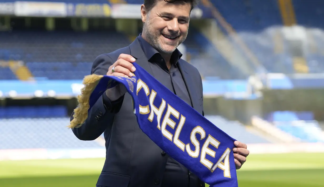 <p>Manajer anyar Chelsea, Mauricio Pochettino berpose untuk fotografer setelah konferensi pers di Stadion Stamford Bridge di London, Jumat, 7 Juli 2023. (AP Photo/Kirsty Wigglesworth)</p>