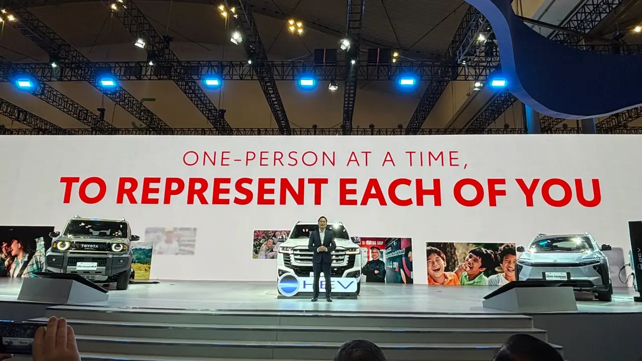 Jajaran model Toyota yang diperkenalkan di GIIAS 2026. Toyota menghadirkan pilihan kendaraan dengan mesin bensin, teknologi hybrid, hingga battery electric vehicle (BEV). (Liputan6.com/Arief)