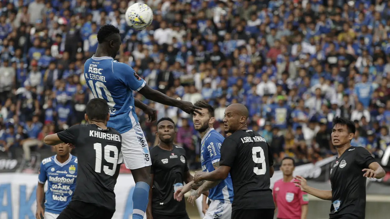 Striker Persib Bandung, Ezechiel N'Douasel, menyundul bola saat melawan TIRA Persikabo pada laga Piala Presiden 2019. (Bola.com/Yoppy Renato)