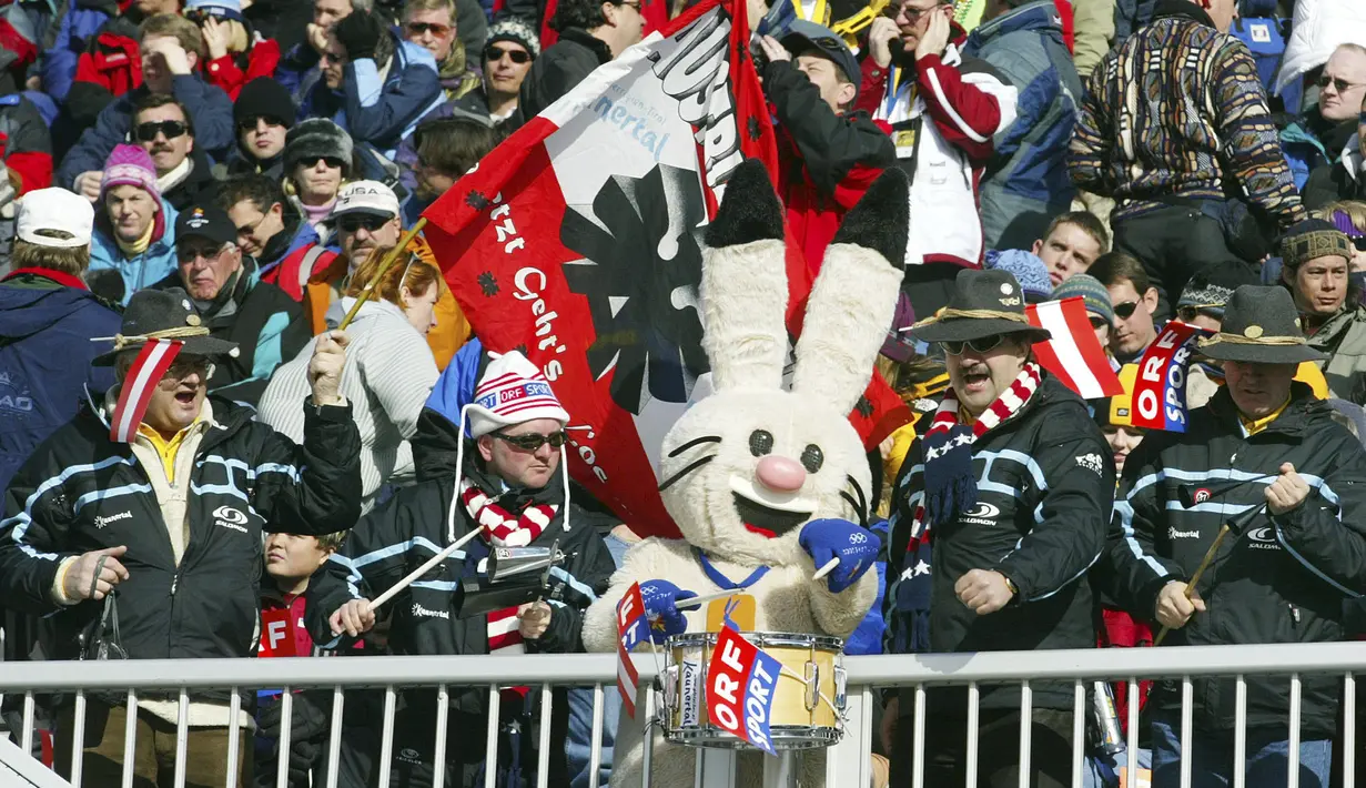 Pendukung tim ski Austria membuat musik dengan Powder salah satu maskot Olimpiade Musim Dingin Salt Lake City saat mereka menunggu dimulainya cuaca menunggu dimulainya cuaca yang menunda downhill wanita di Snowbasin, Utah pada 11 Februari 2002. (AP Photo/Rudi Blaha)