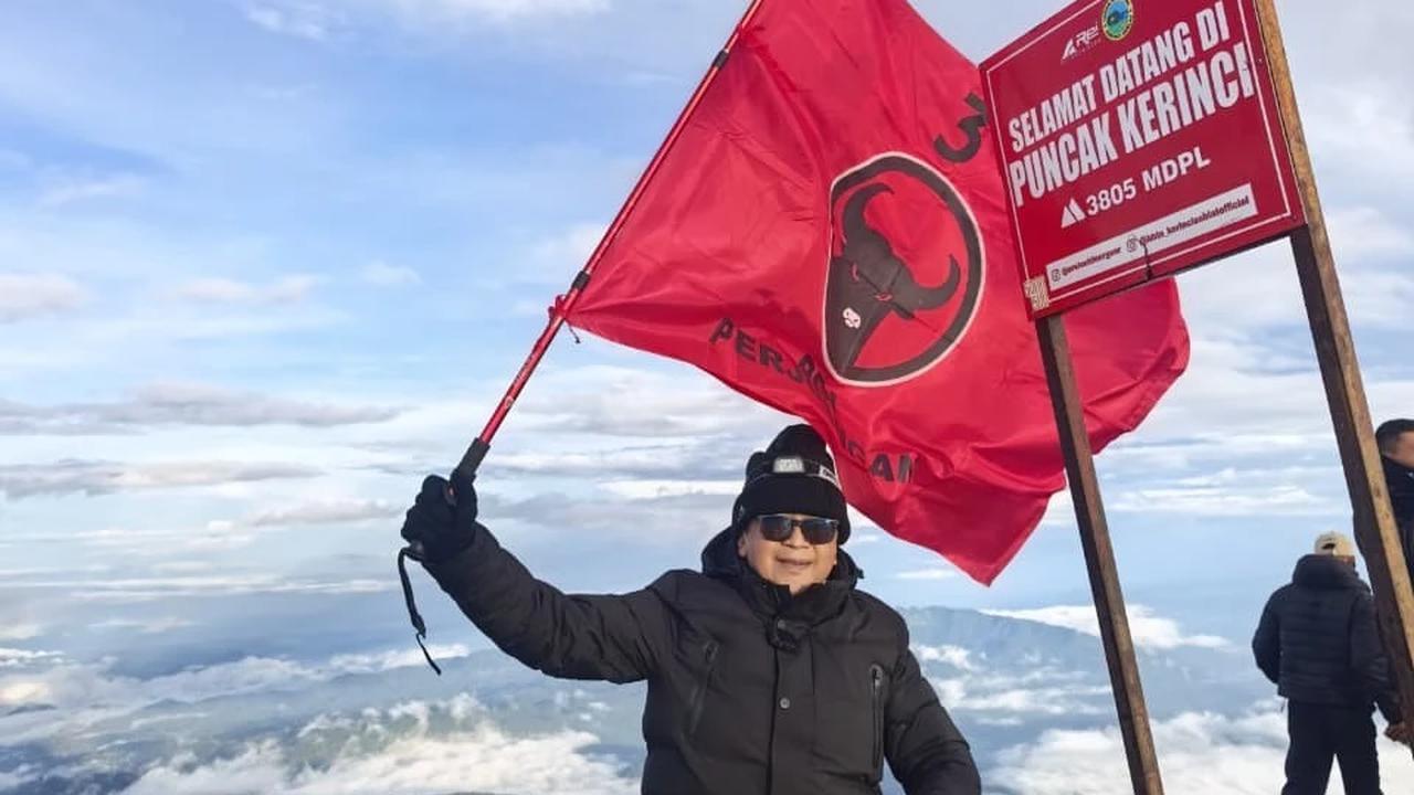 Sekretaris Jenderal PDI Perjuangan Hasto Kristiyanto & kader-kader muda PDI Perjuangan di Puncak Gunung Kerinci