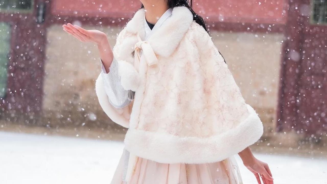 Ketika menjajal Hanbok, cuaca tiba-tiba turun hujan salju. Kesempatan ini tak disia-siakan Lyodra. Juara 1 Indonesia Idol ini memilih mengambil banyak foto di momen spesial ini.