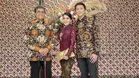 Syahrini ketika menemani sang suami dan ayah mertua kondangan. (dok. Instagram @princessyahrini/https://www.instagram.com/p/B4pUPS-h44A/Putu Elmira)