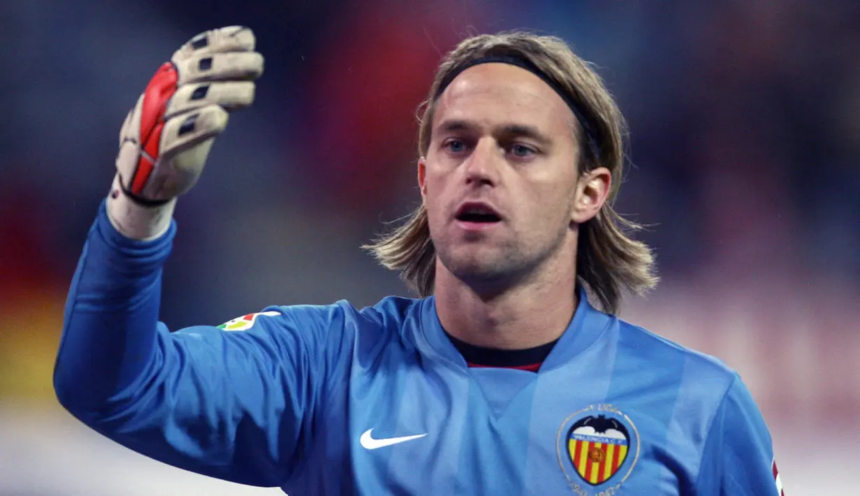 Timo Hildebrand. Kiper yang kini berusia 43 tahun dan telah pensiun pada Januari 2015 bersama Eintracht Frankfurt ini tercatat pernah memperkuat satu klub di Liga Spanyol yaitu Valencia. Ia membela Valencia selama 1,5 musim pada 2007/2008 hingga tengah musim 2008/2009 dengan mencatatkan 26 penampilan di La Liga Spanyol dengan torehan 7 kali clean sheet dan kebobolan 40 gol. Satu trofi Copa Del Rey behasil direbutnya pada musim 2007/2008. (AFP/Javier Soriano)