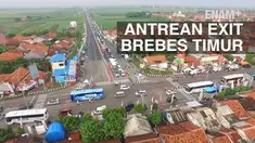 Antrean kendaraan mengular puluhan kilometer di pintu tol exit brebes timur, kendaraan lebih sering tak bergerak