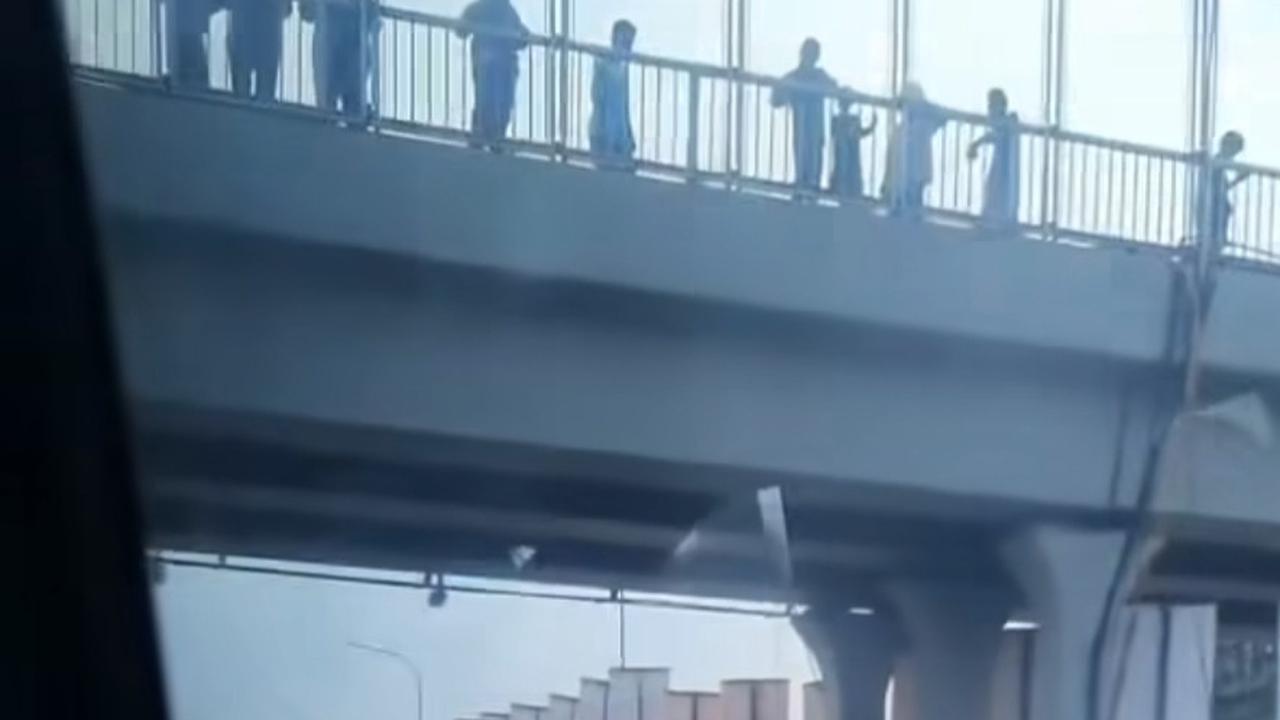 Mobil Terguling di jalan Tol Jakarta - Cikampek (Japek) arah Bandung, tepatnya di KM 57, pada Selasa (9/4/2024).