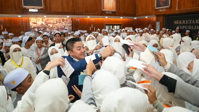 Sekretaris Kabinet (Seskab) Teddy Indra Wijaya menyambut 300 santri yang datang ke Istana Kepresidenan Jakarta, Kamis (25/6/2026).