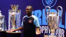 <p>Mantan pemain Manchester City, Shaun Wright-Phillips, berfoto di depan trofi yang diraih The Citizen musim lalu. Trofi tersebut dipamerkan di hadapan media, di Hotel Double Three Jakarta, Indonesia, Kamis (28/9/2023). (Bola.com/M Iqbal Ichsan)</p>