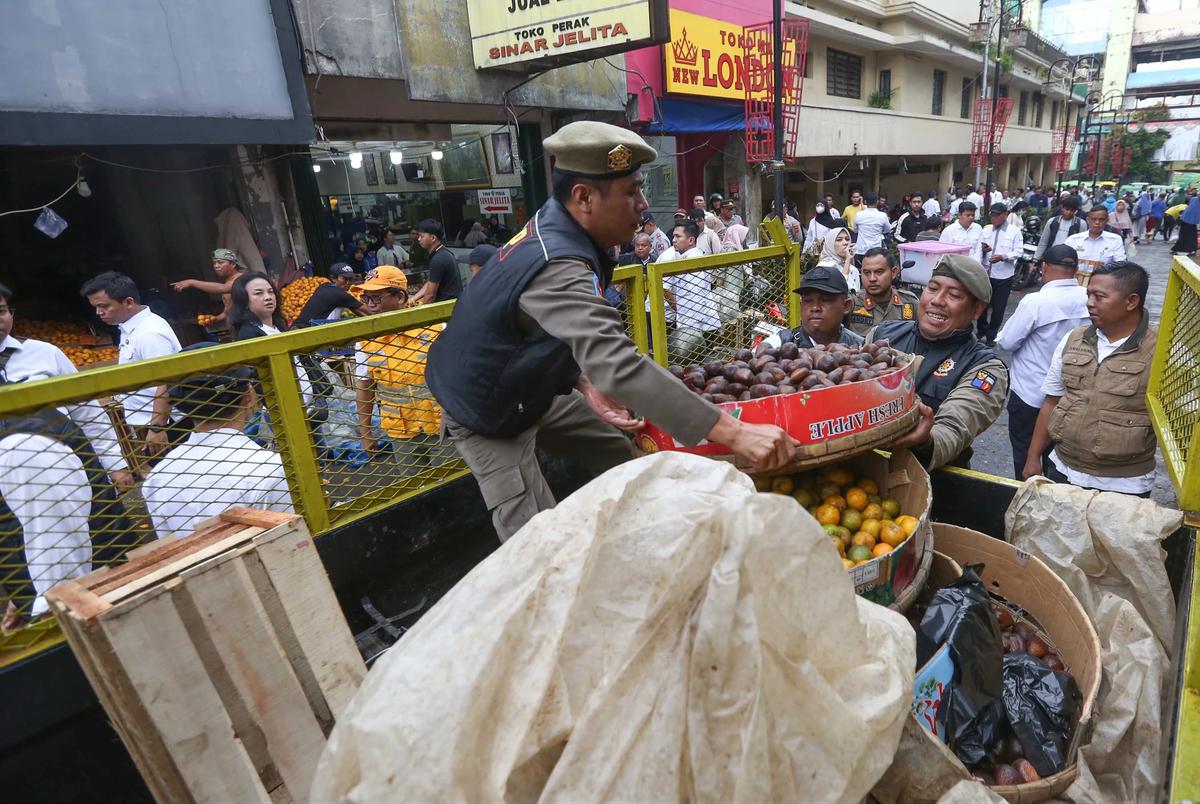 FOTO: Pasca Lebaran,  PKL Ditertibkan di Eks Pasar Bogor