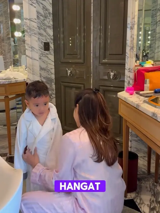Momen Nagita Mandikan Cipung, Netizen Salfok saat Gigi Minta Maaf Pegang Area Sensitif. (instagram/raffinagita1717)