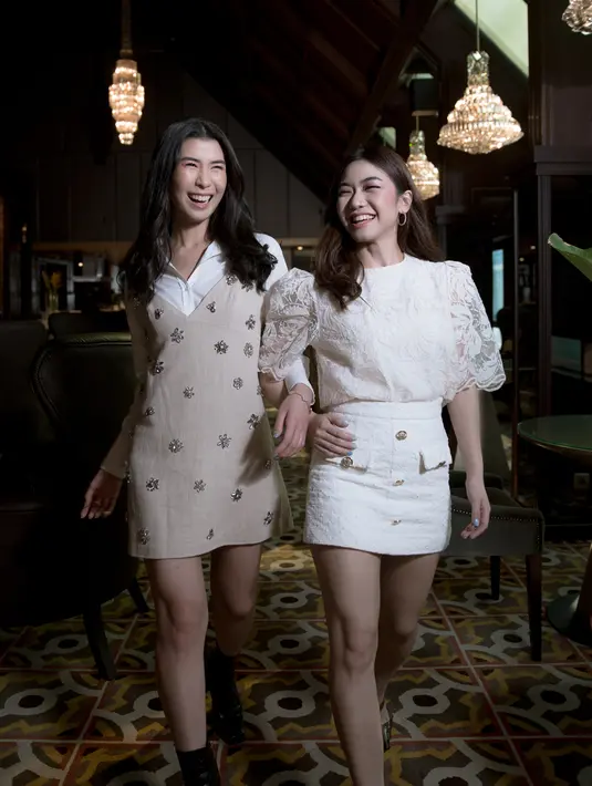 Christie tampak memadukan keseluruhan penampilannya dengan midi boots dari kulit berwarna hitam dan makeup natural, serta rambut yang dibiarkan tergerai. Foto: Document FIMELA.