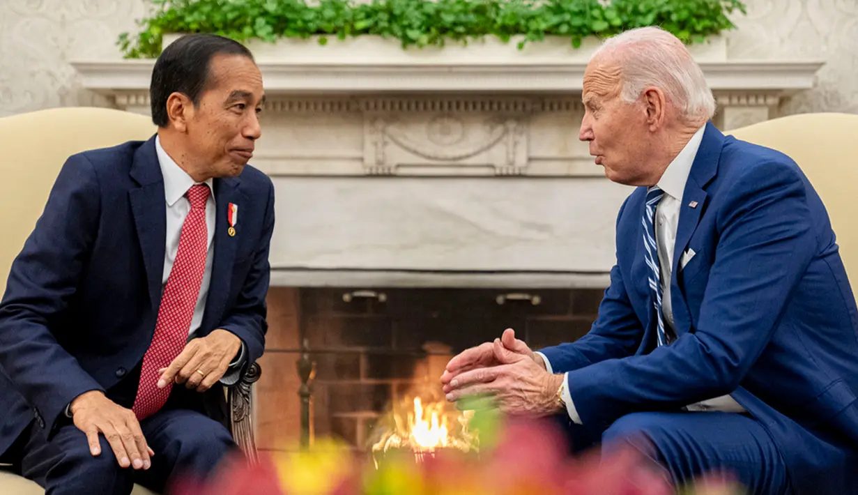 "Termasuk di dalamnya adalah memperluas kerja sama kita dalam membangun rantai pasokan yang aman. Termasuk pula kolaborasi kita yang lebih dalam untuk menanggulangi krisis iklim," ucap Biden. (AP Photo/Andrew Harnik)
