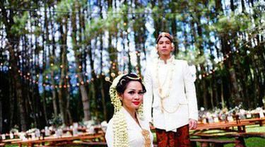 Andien Irfan Wahyudi Menikah Di Tengah Hutan Pinus News Entertainment Fimela Com