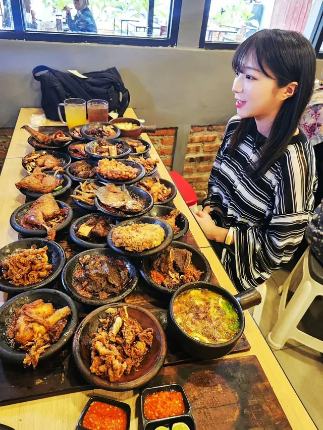 Momen saat Tzuyang mukbang 28 menu makanan Indonesia