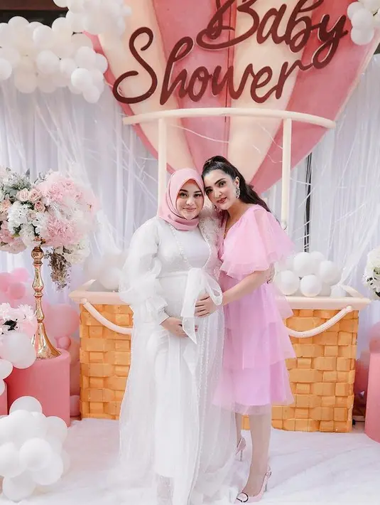 Gaya dress Ashanty selaras dengan model gaun yang sama dengan sang buah hati Arsy. (Foto: Instagram/ Ashanty)