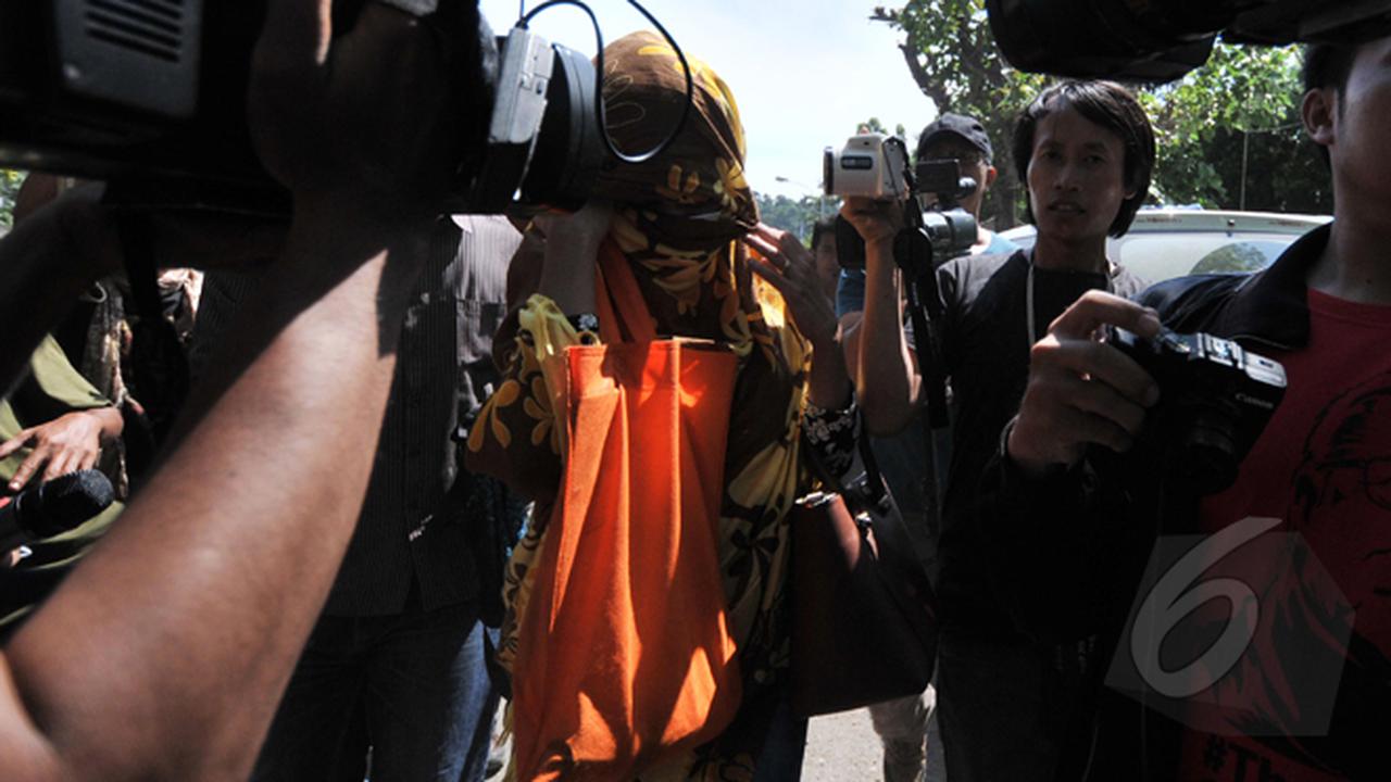 Istri Sylvester Obiekwe Nwolise‎ Kunjungi Nusakambangan