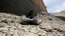Sebuah sepatu terlihat di dasar Bendungan Ajuan Khota yang mengalami kering, di dekat La Paz, Bolivia, (17/11). Bendungan tersebut, salah satu tempat yang menyimpan cadangan air terbesar. (REUTERS/David Mercado)