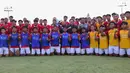 Ketua Umum PSSI Erick Thohir foto bersama dengan peserta seleksi pemain Timnas Indonesia U-17 di Lapangan A, Gelora Bung Karno (GBK), Senayan, Jakarta, Rabu (16/8/2023). (Liputan6.com/Herman Zakharia)
