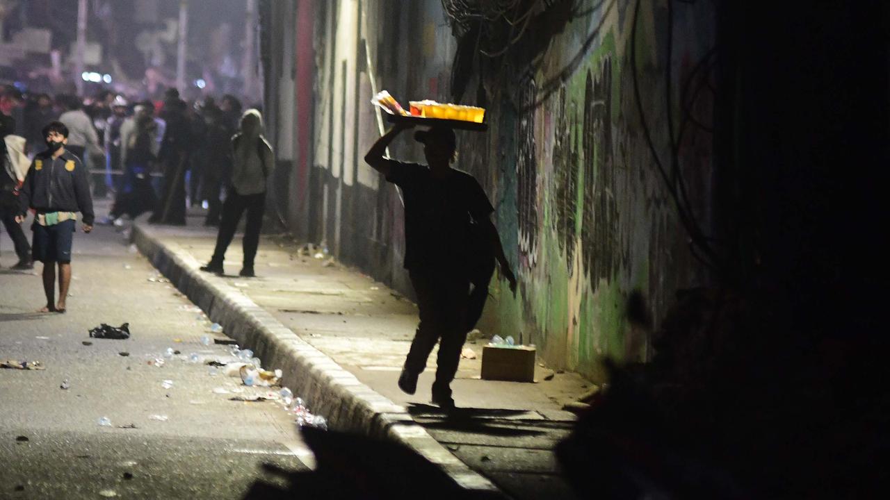 Water Cannon Bubarkan Massa di Gerbang DPR