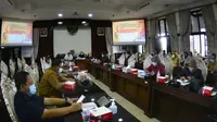 Rapat koordinasi PPKM pejabat daerah di Jatim secara virtual. (Dian Kurniawan/Liputan6.com)