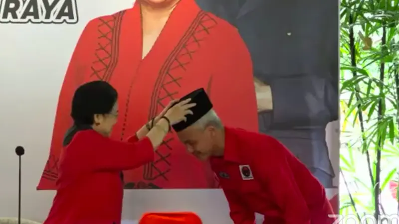 Ketum PDIP Megawati Soekarnoputri memakaikan Kopiah kepada Ganjar Pranowo usai resmi menjadi capres. (Istimewa)