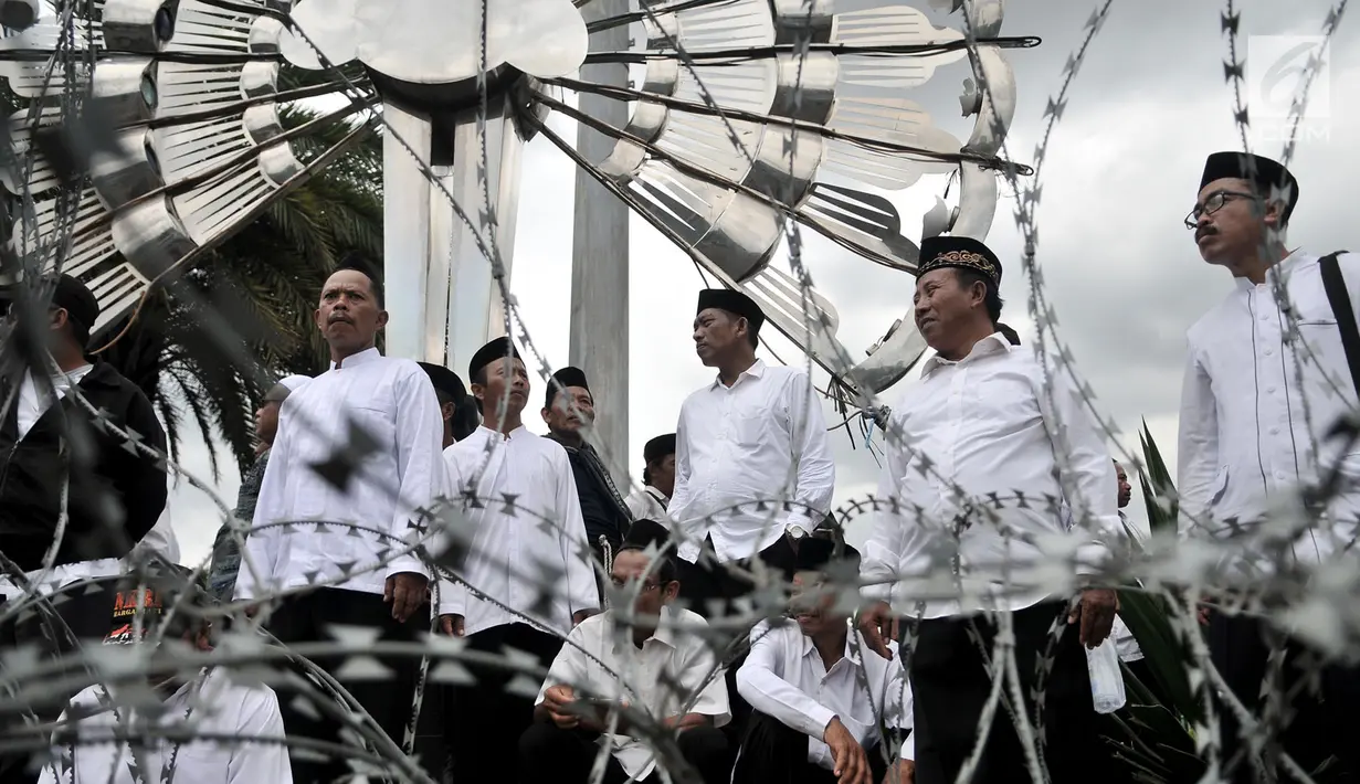 Massa yang tergabung dalam Forum CPNS K2 Kemenag (FCKK) Jawa Timur saat menggelar aksi di depan Istana, Jakarta, Senin (11/3). (merdeka.com/Iqbal S. Nugroho)