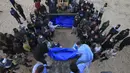 Fotografer AFP melihat seseorang menurunkan puluhan kantong jenazah berwarna biru ke dalam tanah di Rafah. Jenazah itu dikuburkan dalam satu liang lahad. (Mahmud HAMS/AFP)
