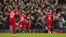 Pemain Liverpool, Dominik Szoboszlai (kanan) merayakan gol kedua timnya ke gawang Leicester City saat laga putaran ketiga Carabao Cup 2023/2024 di Anfield, Liverpool, Inggris, Kamis (28/09/2023) dini hari WIB. (AP Photo/Jon Super)