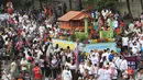 Peserta saat mengikuti pawai Tomohon International Flower Festival di  kawasan MH Thamrin, Jakarta, (29/5/2016). Pawai tersebut merupakan peluncuran promosi wisata dari event Tomohon International Flower Festifal (TIFF). (Liputan6.com/Herman Zakharia)