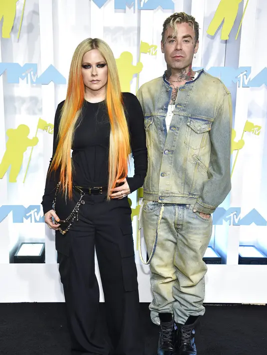 Avril Lavigne dan Mod Sun di MTV VMA 2022. (Foto: Evan Agostini/Invision/AP)