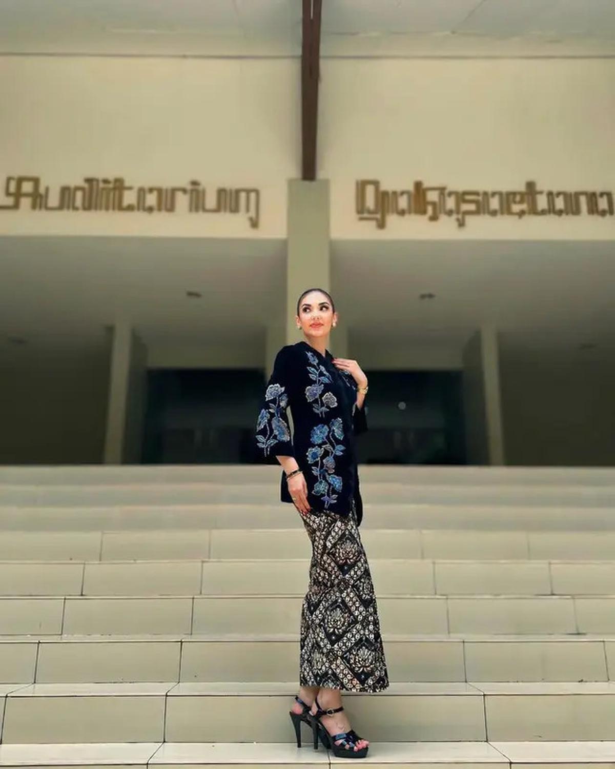 6 Gaya Ghina Raihanah saat Pakai Kebaya, Elegan Memesona