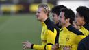Penyerang Borrusia Dortmund, Erling Haaland (kiri) bersama rekan-rekannya melakukan pemanasan saat mengikuti sesi latihan tim di tempat latihan di Dortmund, Jerman, Selasa (3/11/2020). Dortmund akan bertanding melawan Club Brugge di Jan Breydel Stadion. (AP Photo/Martin Meissner)