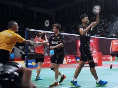 Ganda campuran Indonesia, Tontowi Ahmad/Liliyana Natsir usai melawan Lee Yang/Hsu Ya Ching (Taiwan) pada babak kedua Indonesia Masters 2018 di Istora Senayan, Jakarta, Kamis (25/1). Tontowi/Liliyana unggul 21-12, 21-10. (Liputan6.com/Helmi Fithriansyah)