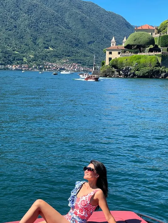 Banyak netizen yang membanjiri kolom komentar instagram selebriti cheff yang kini tinggal di Amerika Serikat tersebut. Biasanya berada di Negeri Paman Sam, beberapa waktu belakangan ini ia tengah menikmati beberapa perjalanan seperti ke Indonesia dan ke Italia. (Liputan6.com/IG/@farahquinnofficial)