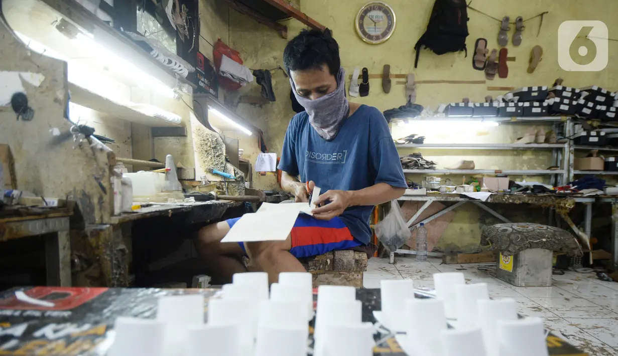 Pekerja sedang menyelesaikan produksi home industri sepatu wanita pesanan pembeli di Pamulang, Tangerang Selatan, Banten,  Rabu (14/10/2020). Pada masa pandemi ini pemesanan sepatu turun 40 persen dibandingkan sebelum Covid-19. (merdeka.com/Dwi Narwoko)